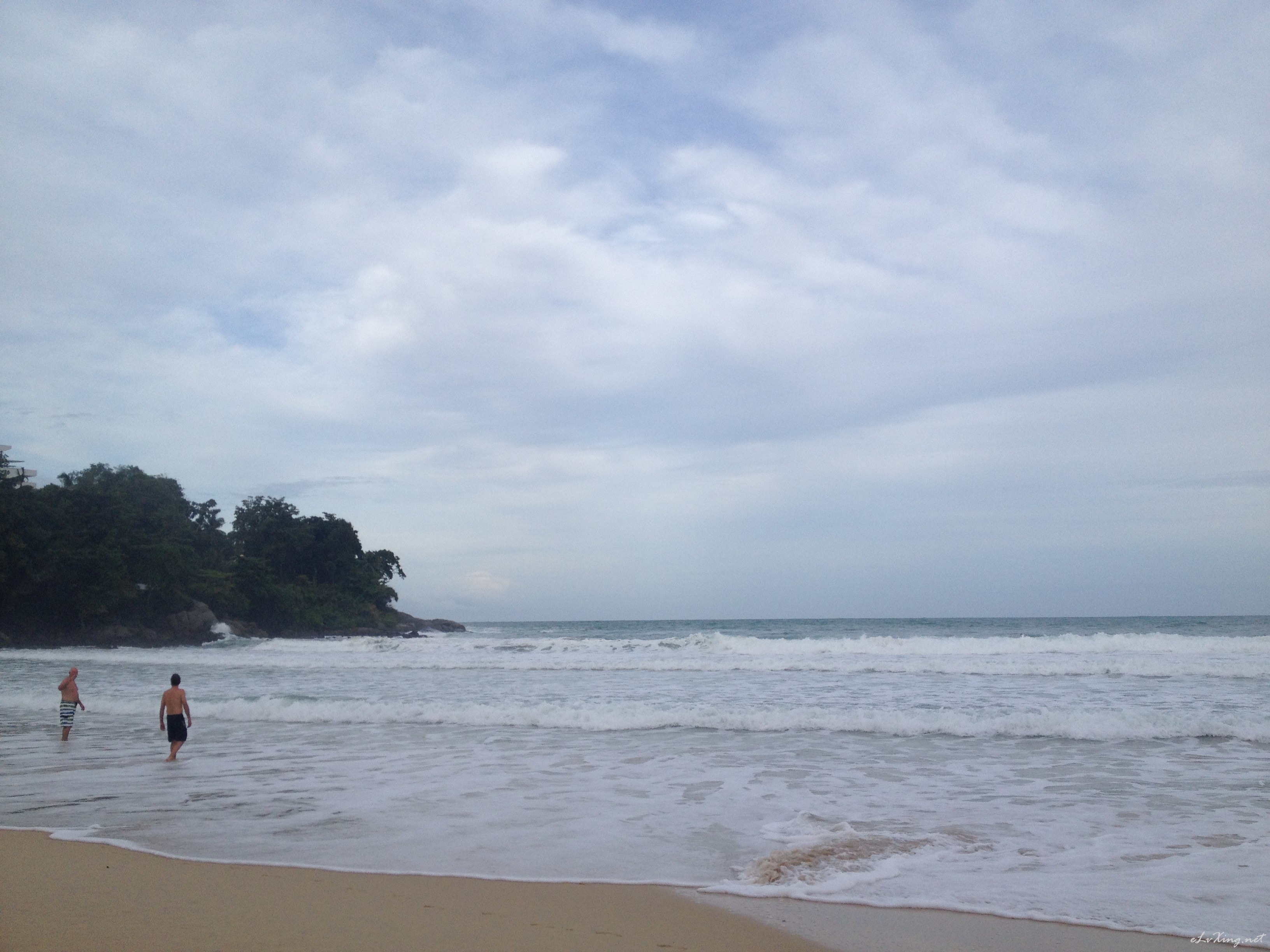 坐在沙滩边上,吹着海风,静静地吃个早餐