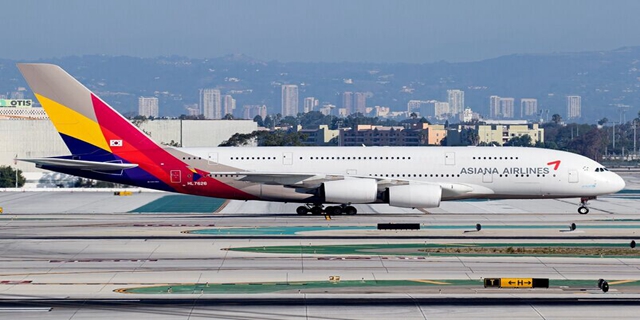韩亚航空,香港往返首尔,含税1704元,正国庆有票! 1、韩亚为传统航空公司,包20kg行李托运及飞机餐,相比廉航无行李,性价比显露无疑,且可以选程A380凌晨机出发,晚机返,付款前请输入优惠码:004T 2、航班方面来回程都无任何限制,视供应而定。以下航班以A380执飞 (仅作参考):去程00:30-04:50 (一、四、日),回程19:50-22:40 (六、日、三)。 3、原文链接: